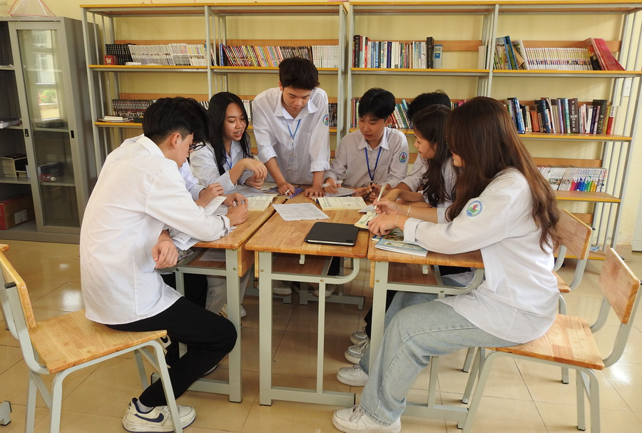 Một nhóm học sinh lớp 12A1, Trường THPT Hải Đảo (Quảng Ninh) học nhóm tại phòng đọc của trường. Ảnh: Minh Cương Một nhóm học sinh lớp 12A1, Trường THPT Hải Đảo (Quảng Ninh) học nhóm tại phòng đọc của trường. Ảnh: Minh Cương