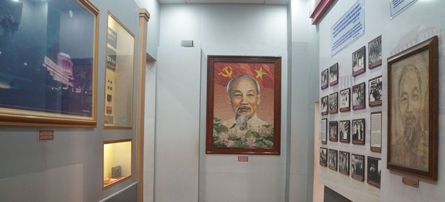Hành lang Bảo tàng Hồ Chí Minh - Chi nhánh TPHCM treo nhiều ảnh Bác Hồ, trong đó có bức chân dung được ghép từ hơn 10 nghìn ảnh nhỏ.