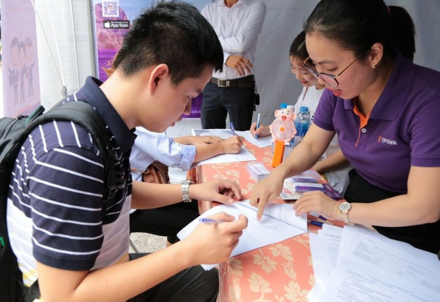 Doanh nghiệp tìm kiếm nhân sự từ sinh viên tại Trường Đại học Kinh tế (Đại học Đà Nẵng). Ảnh: Hoàng Vinh Doanh nghiệp tìm kiếm nhân sự từ sinh viên tại Trường Đại học Kinh tế (Đại học Đà Nẵng). Ảnh: Hoàng Vinh