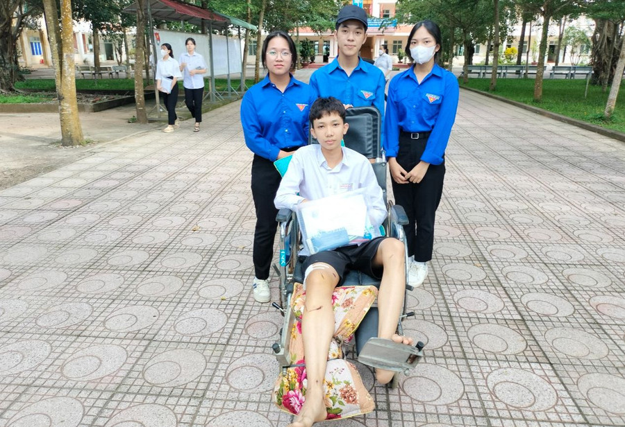 Đoàn thanh niên hỗ trợ thí sinh bị thương ở chân những ngày diễn ra Kỳ thi tốt nghiệp THPT năm 2023. Ảnh: Dung Nguyễn Đoàn thanh niên hỗ trợ thí sinh bị thương ở chân những ngày diễn ra Kỳ thi tốt nghiệp THPT năm 2023. Ảnh: Dung Nguyễn