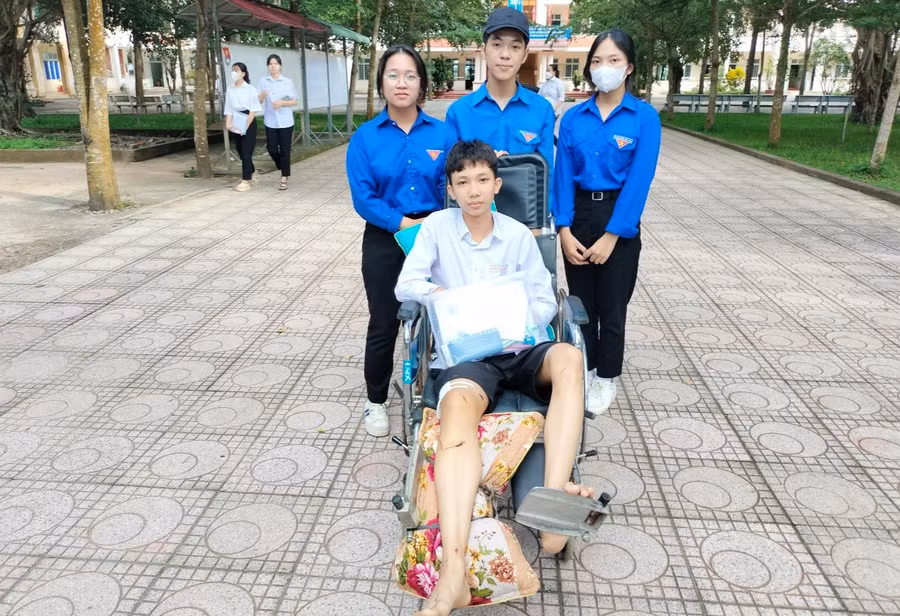 Đoàn thanh niên hỗ trợ thí sinh bị thương ở chân những ngày diễn ra Kỳ thi tốt nghiệp THPT năm 2023. Ảnh: Dung Nguyễn