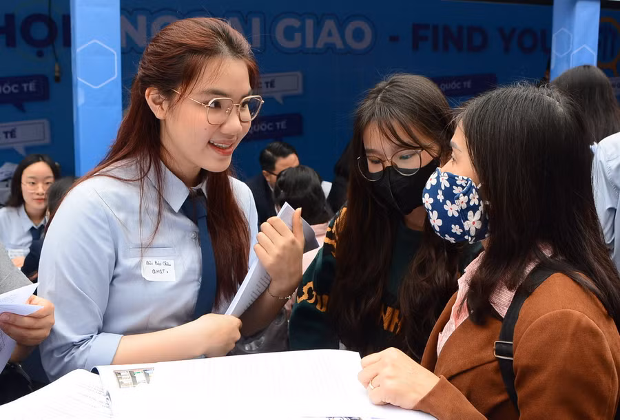 Một hoạt động tư vấn tại Ngày hội tư vấn tuyển sinh, hướng nghiệp năm 2024 tại Đại học Bách khoa Hà Nội. Ảnh: ITN