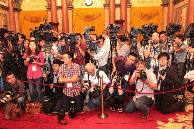 Các phóng viên tác nghiệp tại một sự kiện ở Hà Nội. Ảnh: Hải Nguyễn
