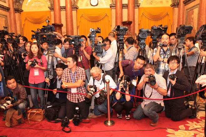 Các phóng viên tác nghiệp tại một sự kiện ở Hà Nội. Ảnh: Hải Nguyễn