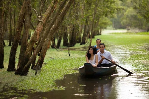 Xúc động ngắm nhìn ảnh cưới “Quê em mùa nước lũ”