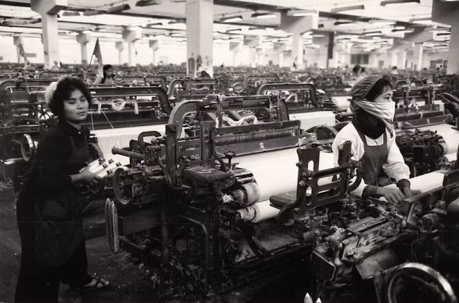 Công nhân làm việc trong nhà máy dệt tại Hà Nội năm 1967. Ảnh tư liệu