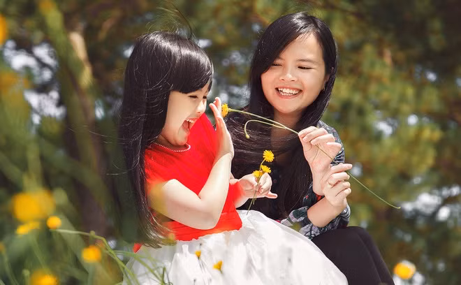 Cha mẹ cần thể hiện lòng biết ơn để trẻ noi theo. Ảnh minh hoạ.