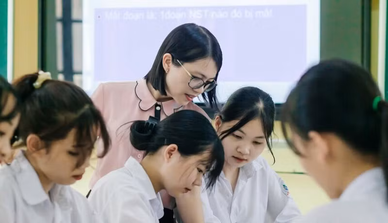 Cô Trần Thị Quỳnh (đeo kính) cùng học trò.