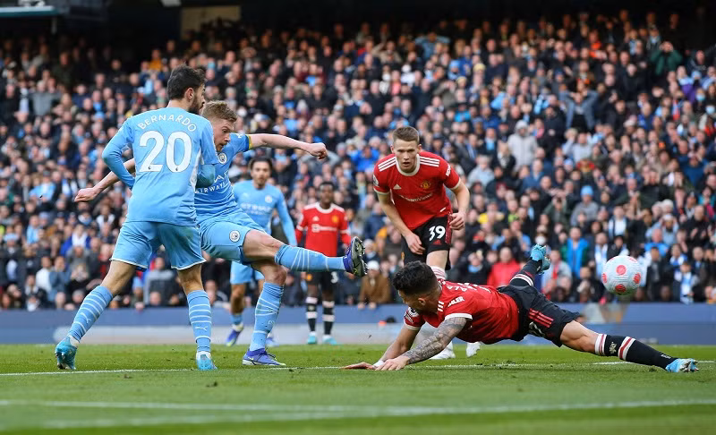 Man Utd (áo sẫm) thua 1-4 trước Man City trong trận derby ngày 6/3. 