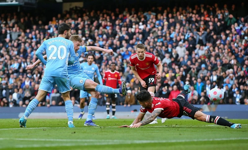 Man Utd (áo sẫm) thua 1-4 trước Man City trong trận derby ngày 6/3. 