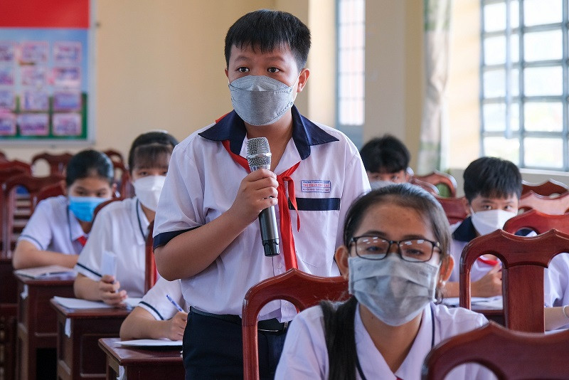 Việc học và tương tác giữa thầy và trò cũng như lớp học bình thường, chỉ khác biệt qua màn hình. Ảnh: TG