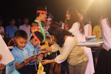 Cau be mat xanh ky la duoc nhan hoc bong - Anh 6