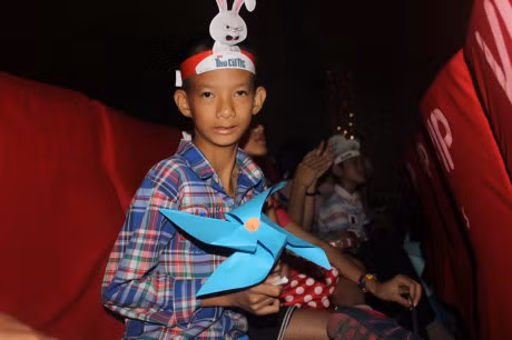 Cau be mat xanh ky la duoc nhan hoc bong - Anh 5