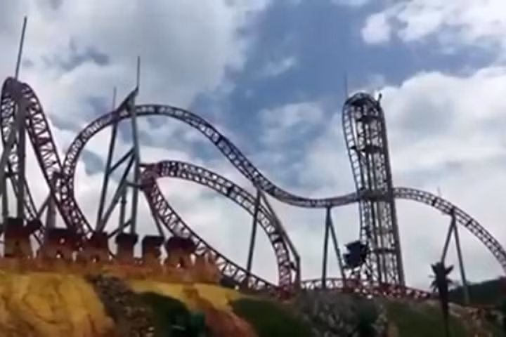 Du khách bị thương nặng sau khi rơi từ tàu siêu tốc