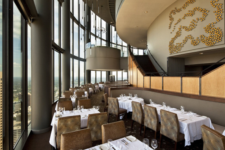 Sun Dial có mặt sàn xoay 360 độ. Ảnh: Sundialrestaurant.