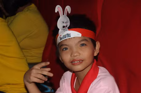 Cau be mat xanh ky la duoc nhan hoc bong - Anh 3