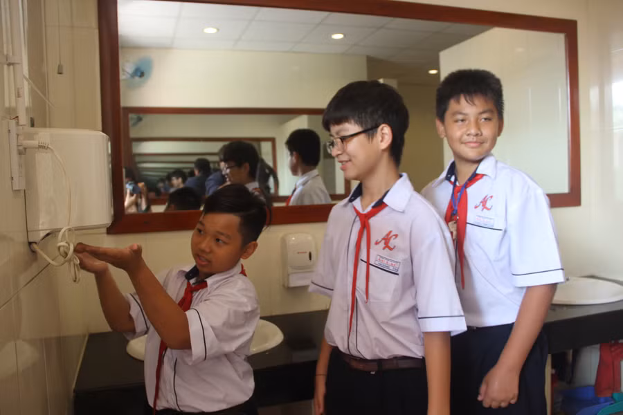 Học sinh rất hài lòng về nhà vệ sinh của trường luôn khô thoáng, sạch sẽ và có mùi thơm nhẹ