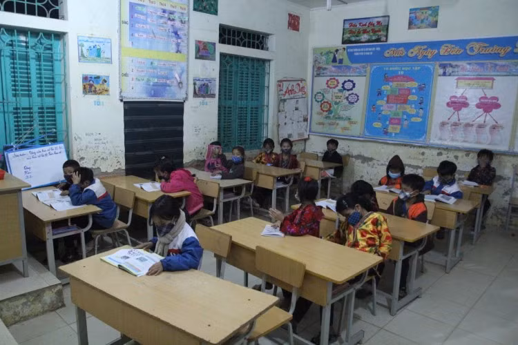 Tự học bài buổi tối của HS Trường PTDTBT Tiểu học Trung Thu, huyện Tủa Chùa, Điện Biên. Ảnh: TG