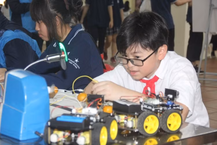 Học sinh Trường Nguyễn Siêu tham gia ngày hội STEAM. Ảnh: Minh Phong