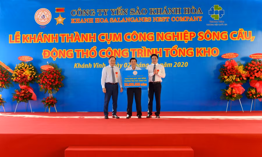 Công ty Yến sào Khánh Hòa tổ chức trao tặng quỹ học bổng cho trường Tiểu học Sông Cầu