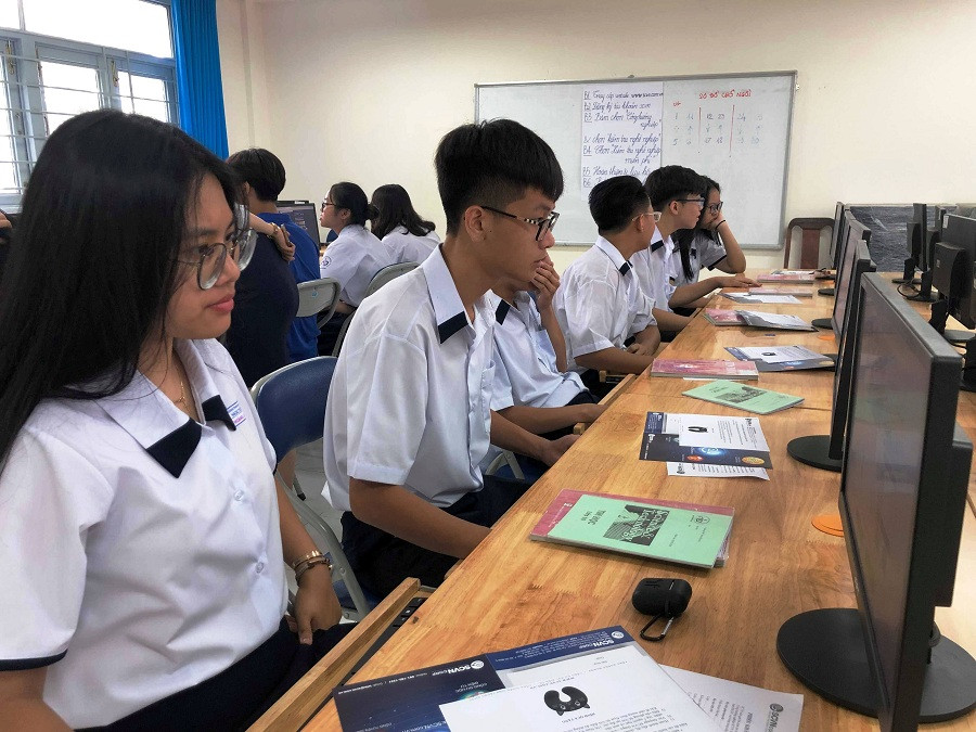 Học sinh khối 10 tham gia bài khảo sát năng lực để định hướng nghề nghiệp