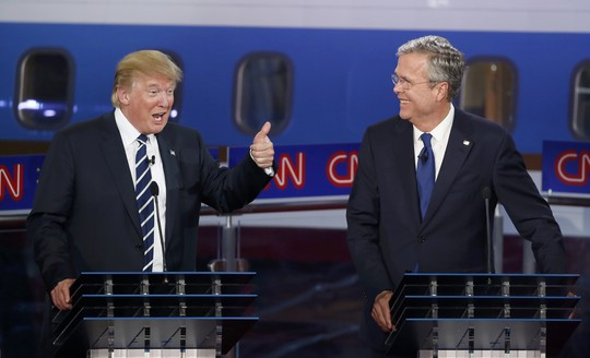 Ông Donald Trump bị các ứng viên Cộng hòa “đánh hội đồng” ảnh 1 Hai ứng viên Donald Trump (trái) và Jeb Bush tại cuộc tranh luận. Ảnh: Reuters