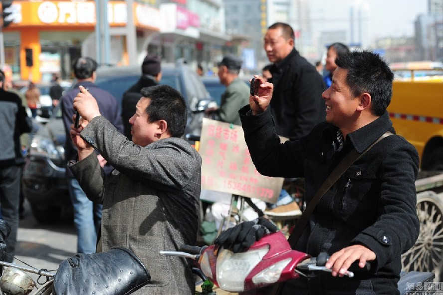 Đấng mày râu đứng ngồi không yên vì gặp cảnh tượng này. Đấng mày râu đứng ngồi không yên vì gặp cảnh tượng này
