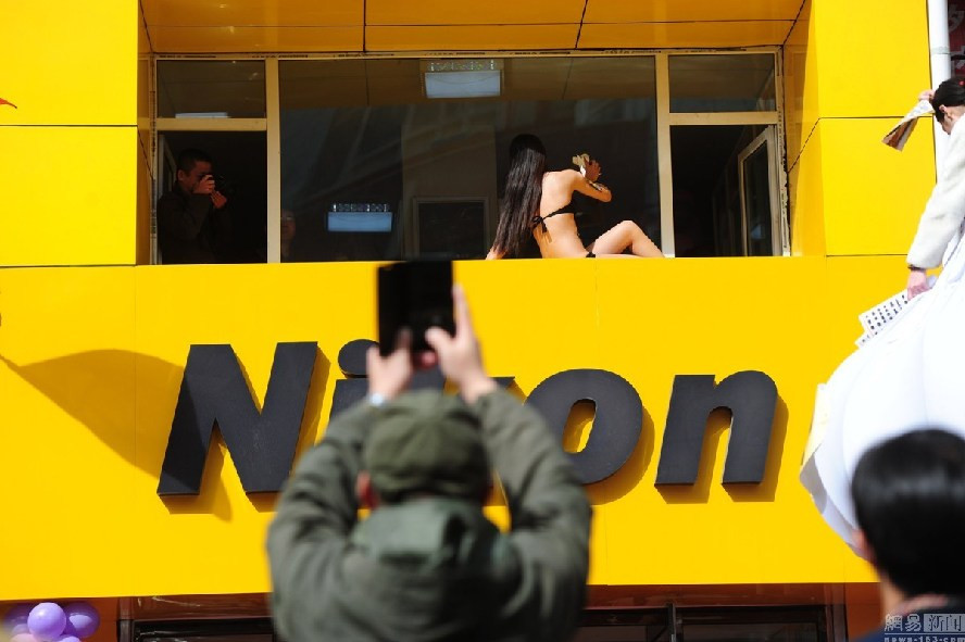 Cảnh tượng này đã thu hút được rất nhiều người đi đường. Cảnh tượng này đã thu hút được rất nhiều người đi đường