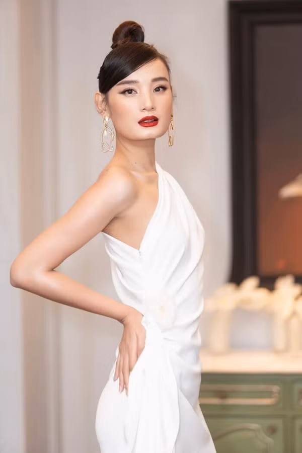 Lê Thúy nổi danh từ cuộc thi Viet Nam Nextop Model và từng là một chân dài khét tiếng trong lẫn ngoài nước. Sau khi lập gia đình và lui về chăm lo cho tổ ấm nhỏ, siêu mẫu vẫn là nhân vật nhận được rất nhiều sự quan tâm chú ý từ cộng đồng mạng vì nhan sắc ngày một mặn mà, quyến rũ.