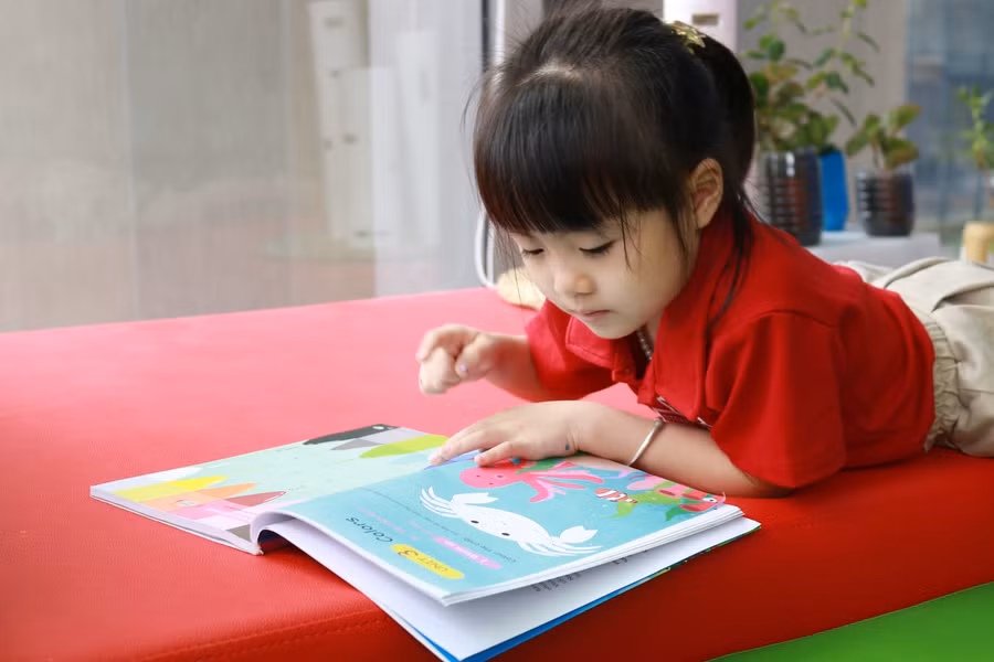 Trẻ thường có xu hướng bắt chước những thứ mà người lớn làm. Vì thế, cha mẹ phải biết cách quản lý thời gian hiệu quả. Ảnh minh họa: ITN.