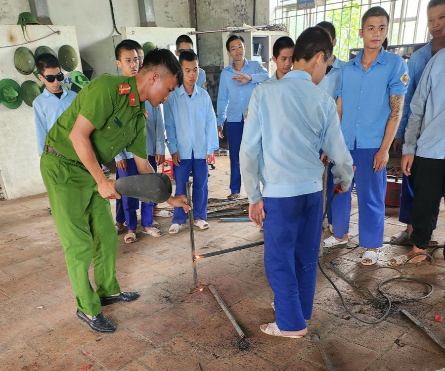 Đại úy Trần Đại Lượng dạy các em học nghề làm cửa nhôm kính. Ảnh: Khánh Toàn Đại úy Trần Đại Lượng dạy các em học nghề làm cửa nhôm kính. Ảnh: Khánh Toàn