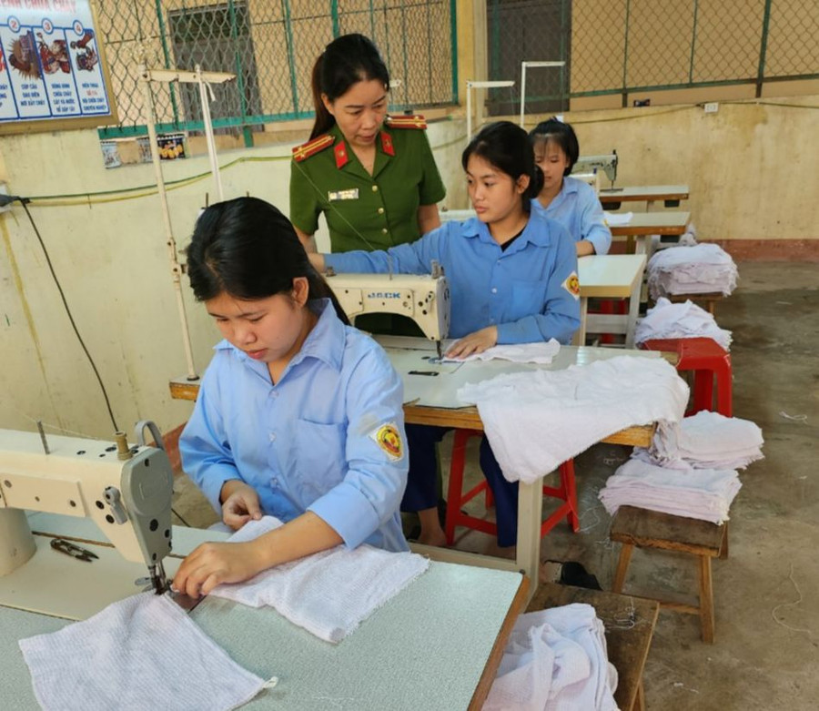 Trung tá Phạm Thị Thụy trong lớp dạy nghề may. Ảnh: Khánh Toàn Trung tá Phạm Thị Thụy trong lớp dạy nghề may. Ảnh: Khánh Toàn