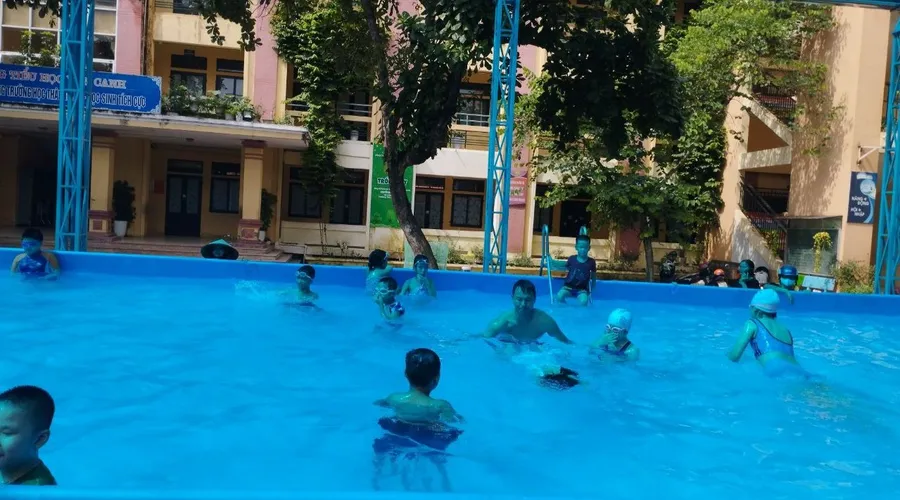 Thầy Nguyễn Văn Vượng trong giờ dạy bơi dịp hè cho học sinh tại Trường Tiểu học Vân Canh (Hoài Đức, Hà Nội). Ảnh: Đình Tuệ