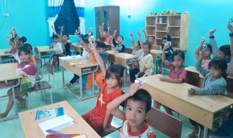 Học sinh Trường Phổ thông dân tộc bán trú Tiểu học - THCS Trà Nam tham gia học lớp phụ đạo miễn phí trong hè. Ảnh: NTCC