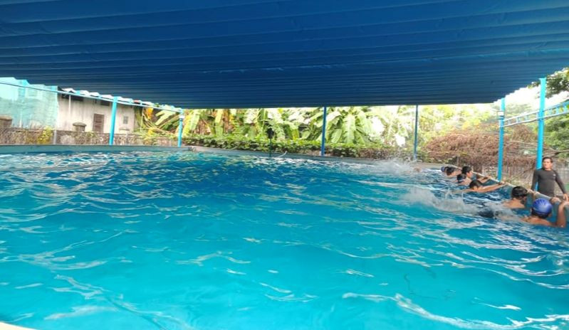 Lớp dạy bơi miễn phí tại Trường THCS Nguyễn Bỉnh Khiêm (quận Liên Chiểu, TP Đà Nẵng) do giáo viên thể dục nhà trường đảm nhận. Ảnh: NTCC