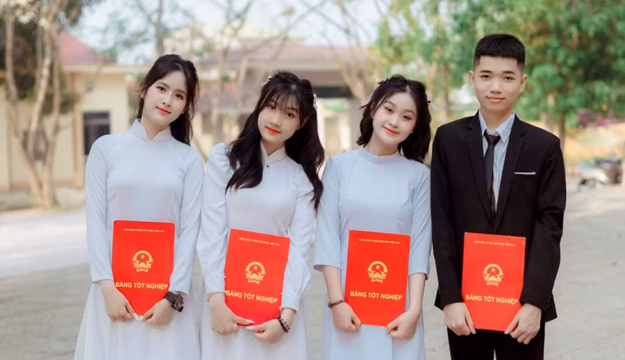 Nữ sinh Thiên Kim (thứ 2 từ phải qua) chụp hình kỷ yếu cùng bạn bè. Ảnh: NVCC