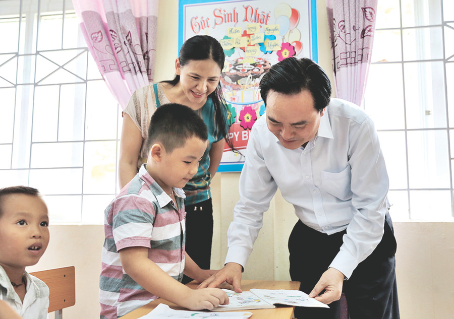 Bộ trưởng Phùng Xuân Nhạ kiểm tra công tác chuẩn bị cho năm học mới tại vùng lũ Quan Sơn.