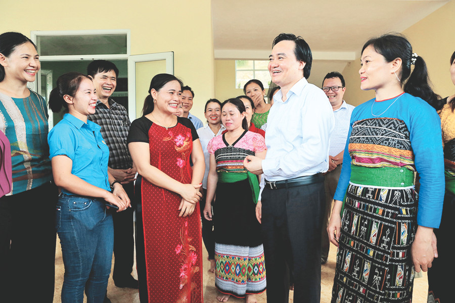 Bộ trưởng Phùng Xuân Nhạ động viên giáo viên trước thềm năm học mới tại vùng lũ Quan Sơn (Thanh Hoá).
