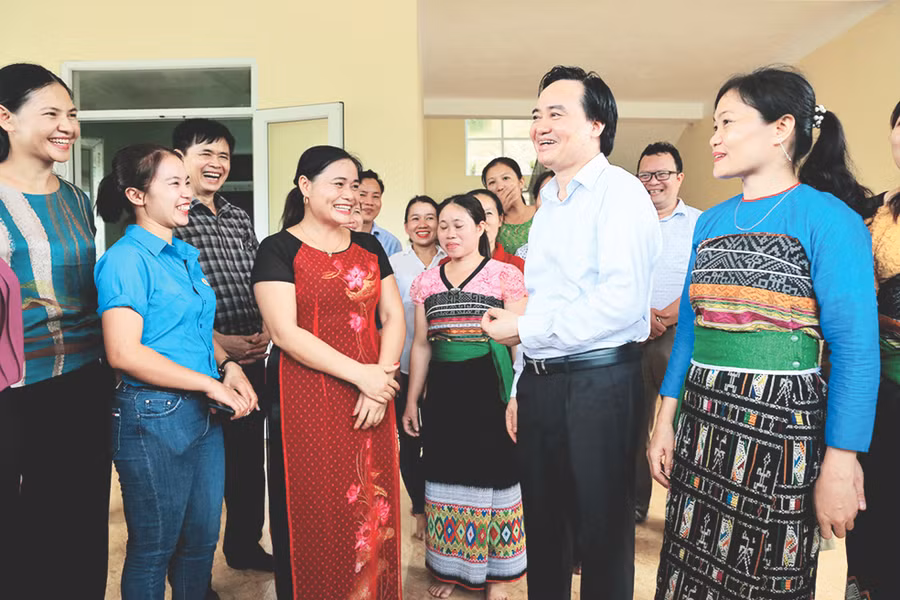 Bộ trưởng Phùng Xuân Nhạ động viên giáo viên trước thềm năm học mới tại vùng lũ Quan Sơn (Thanh Hoá).