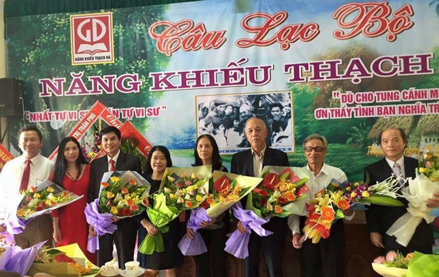 Thầy Hân (phải) cùng các nhà giáo trong CLB Năng khiếu Thạch Hà