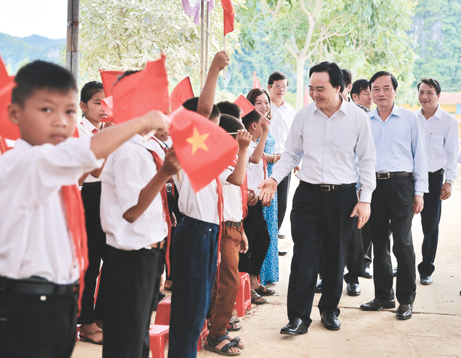 Bộ trưởng Phùng Xuân Nhạ tới dự Lễ Khai giảng muộn với học sinh vùng lũ Quảng Bình. Bộ trưởng Phùng Xuân Nhạ tới dự Lễ Khai giảng muộn với học sinh vùng lũ Quảng Bình.