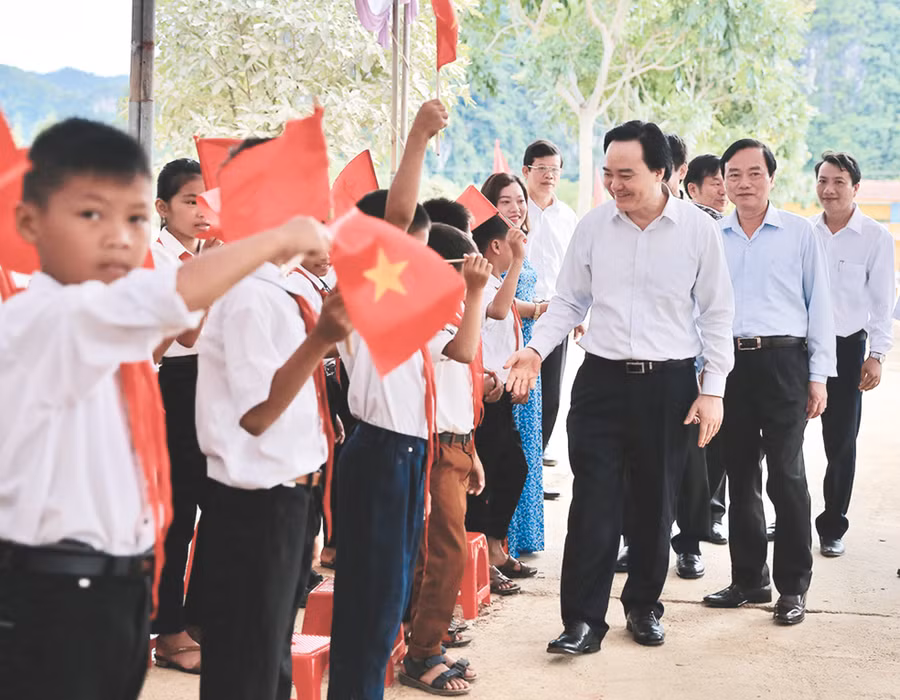 Bộ trưởng Phùng Xuân Nhạ tới dự Lễ Khai giảng muộn với học sinh vùng lũ Quảng Bình.