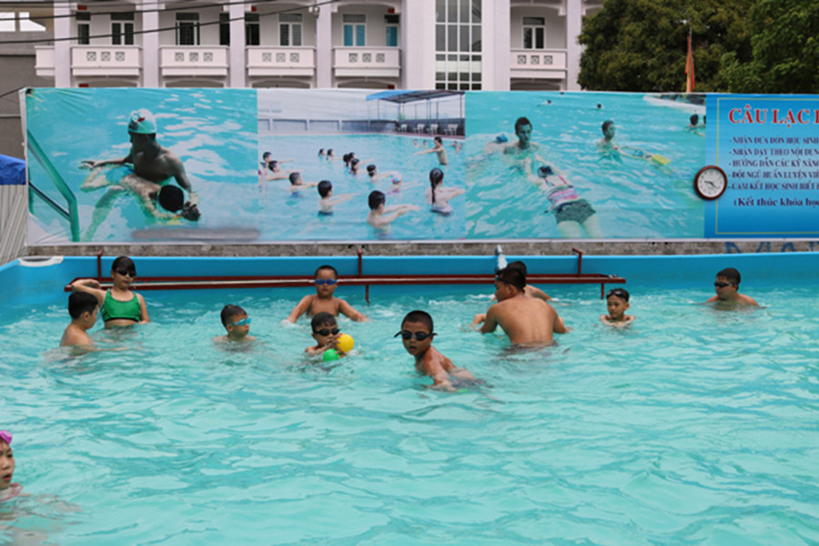 Học kỹ năng bơi là cần thiết với trẻ. Ảnh:NT