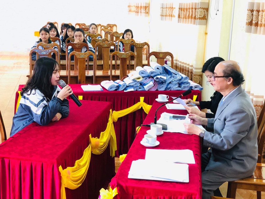 NGƯT Lê Đức Hân - Giám khảo cuộc thi tìm hiểu Truyện Kiều tại Trường THPT Nguyễn Đình Liễn