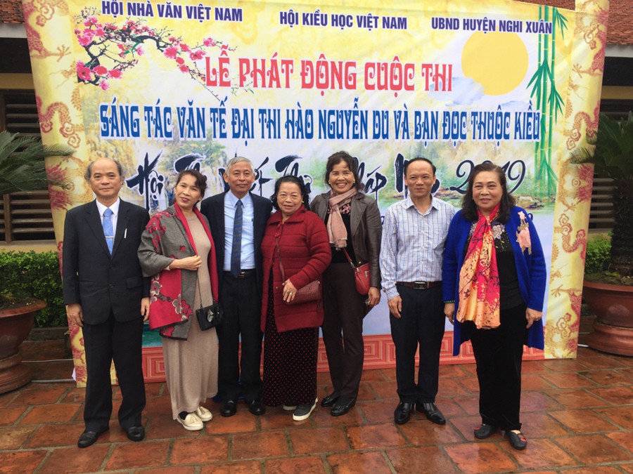 Nhà văn – NGƯT Lê Đức Hân (trái) tại lễ phát động cuộc thi sáng tác văn tế Đại thi hào Nguyễn Du và bạn đọc thuộc Kiều