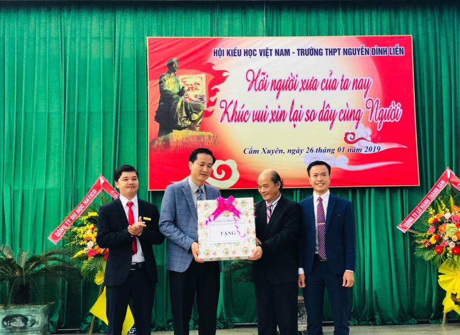 NGƯT Lê Đức Hân tặng quà cho một trường THPT ở Hà Tĩnh