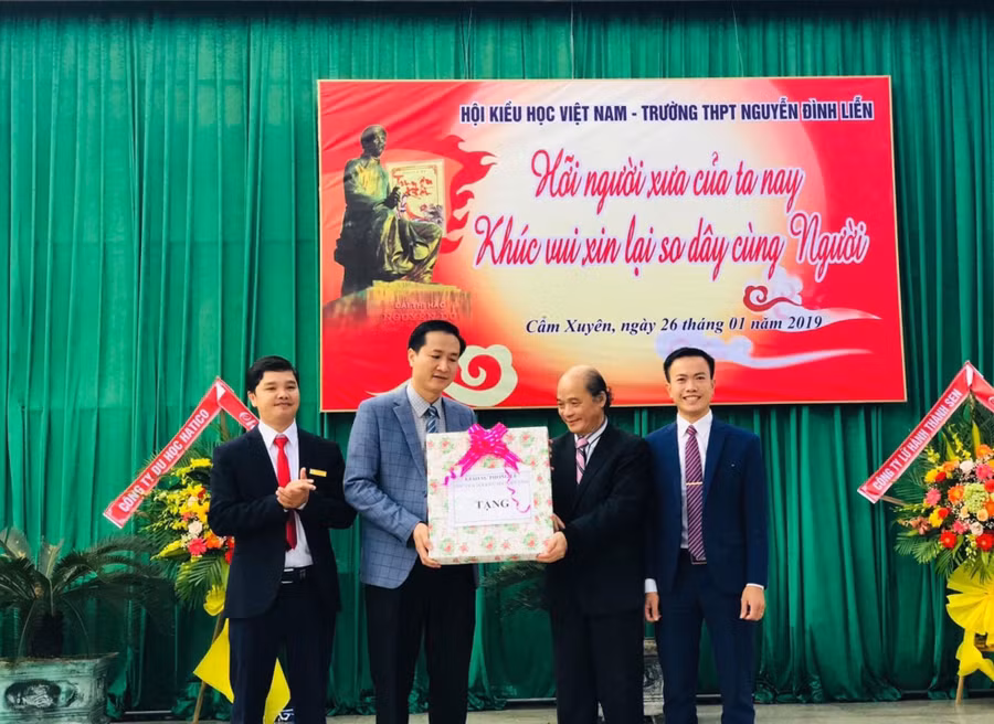 NGƯT Lê Đức Hân tặng quà cho một trường THPT ở Hà Tĩnh