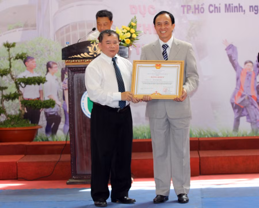 Thứ trưởng Bộ GD&ĐT Bùi Văn Ga trao Bằng khen của Thủ tướng Chính phủ cho thầy Huỳnh Trọng Khải-Hiệu trưởng nhà trường