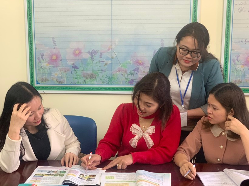 Giáo viên Trường THCS Nguyễn Chuyên Mỹ (An Lão, TP Hải Phòng) nghiên cứu, lựa chọn SGK mới. Ảnh minh họa.