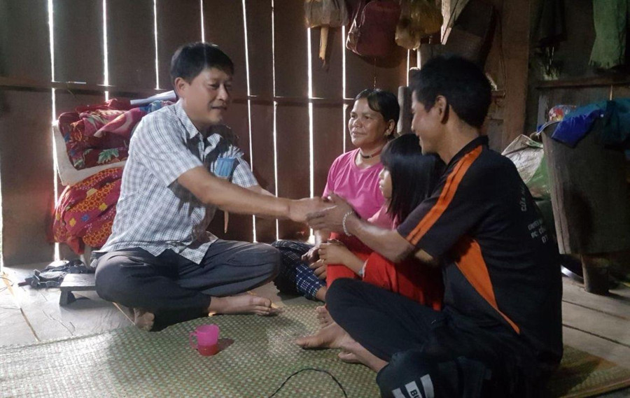 Giáo viên tại huyện Kon Plông đến nhà vận động học sinh ra lớp. Giáo viên tại huyện Kon Plông đến nhà vận động học sinh ra lớp.